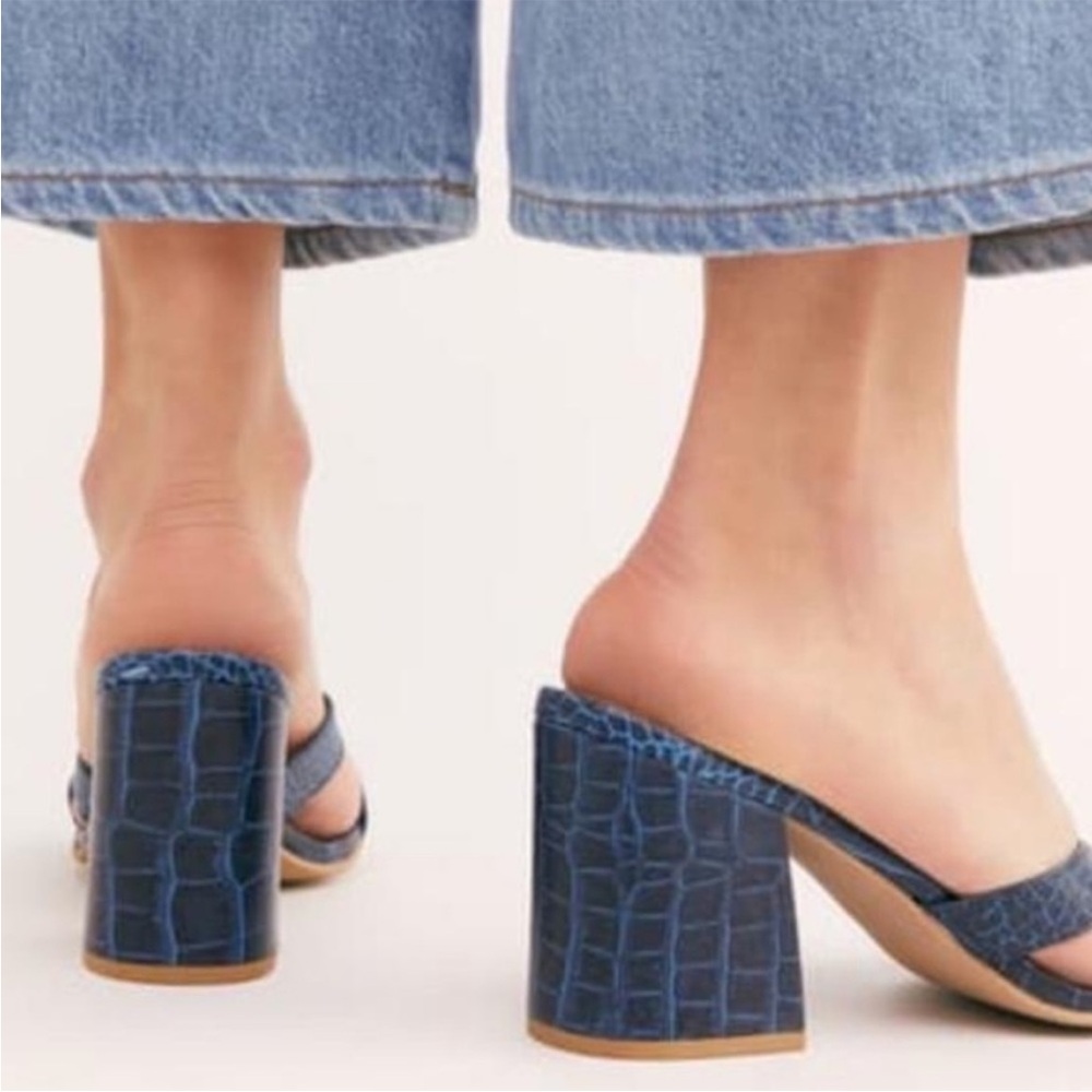 FREE PEOPLE NEW CHARLIE V HEELED SANDALS BLUE CROC LEATHER 41 - Picture 3 of 11